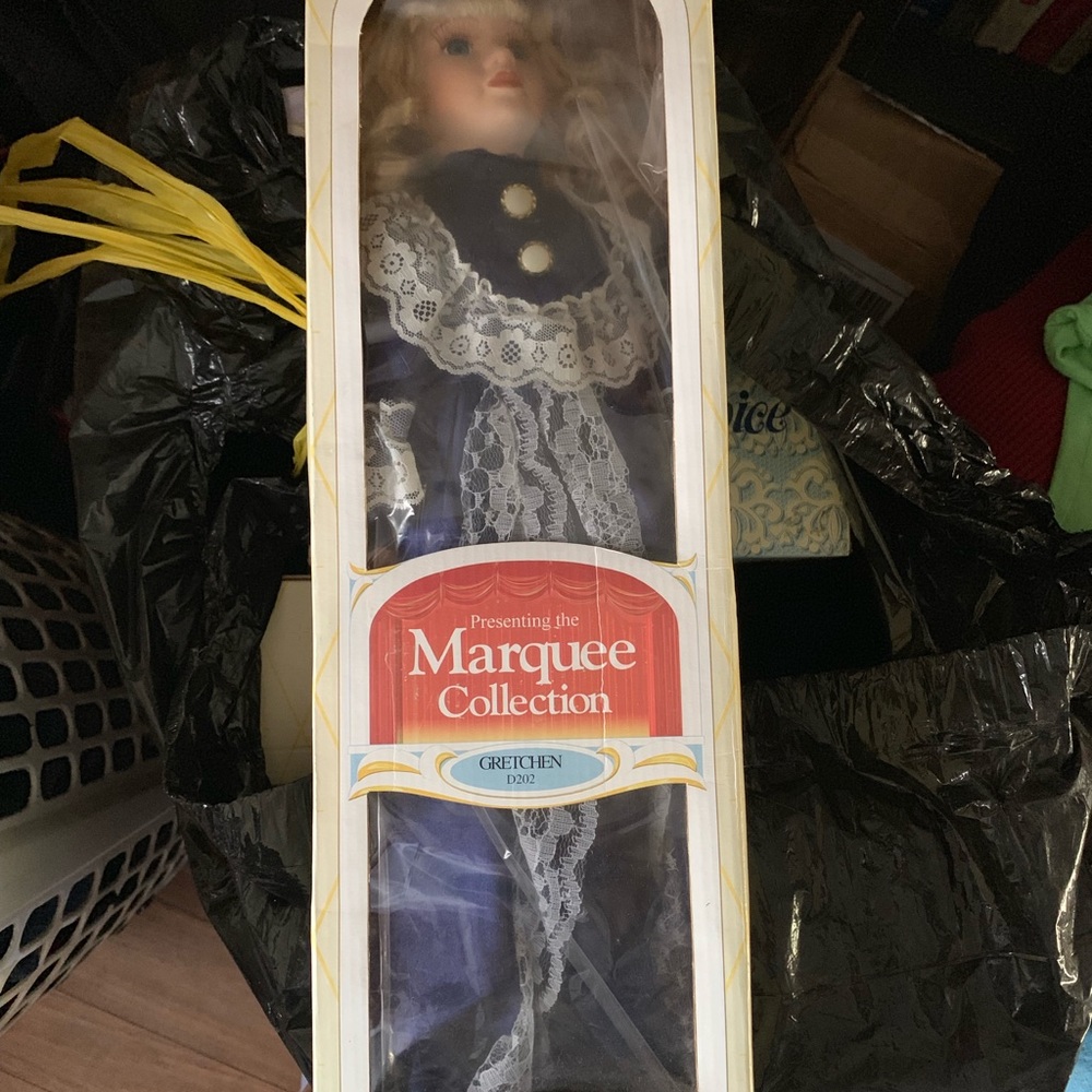 Porcelain doll - Picture 3 of 3